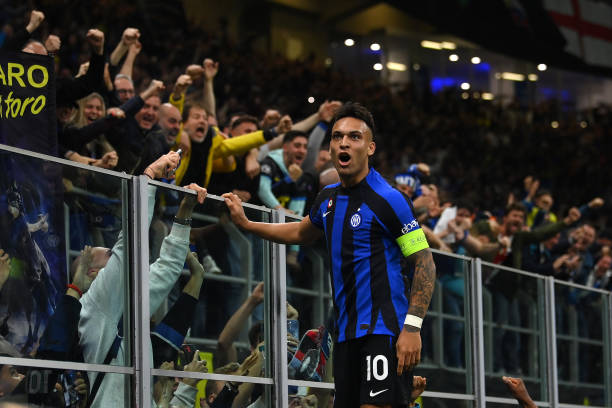 记者：在今日皇马友谊赛下半场，罗德里戈任队长、阿拉巴踢中场.